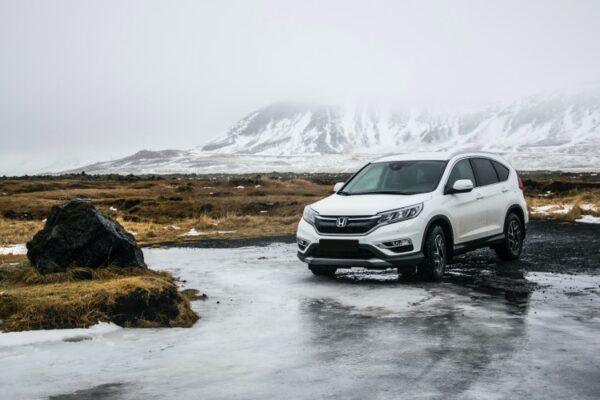 Cómo limpiar los bornes de la batería del coche